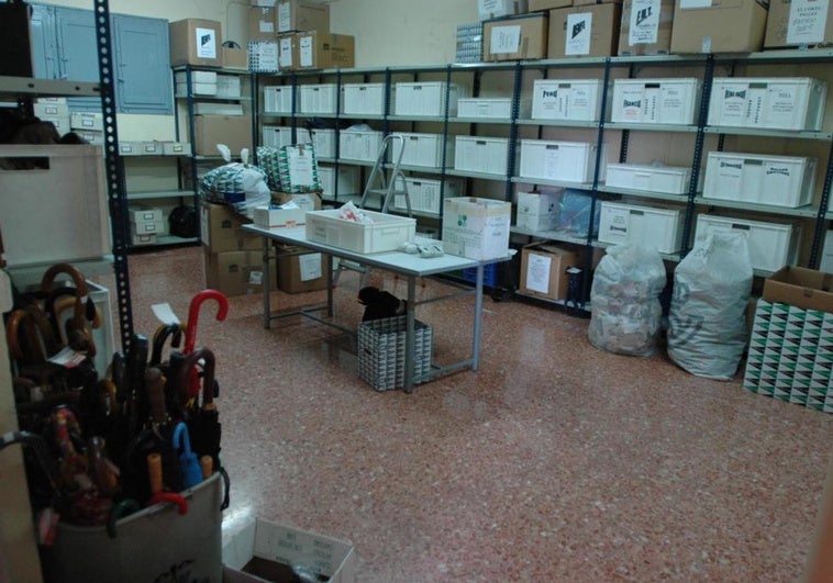 Los ladrones que asaltaron dos veces la oficina de objetos perdidos robaron más de 300 móviles y unas 50 carteras
